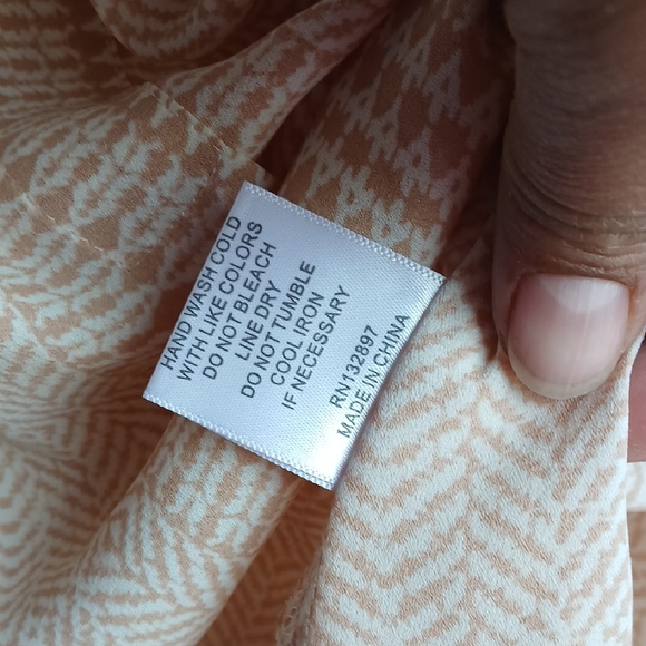 Rose & Olive Pink Relaxed‎ Blouse with Buttoned Sleeves - Picture 4 of 6